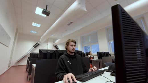 Vědci Univerzity Pardubice umí zachytit virus speciálním filtrem, testují ho přímo v učebně