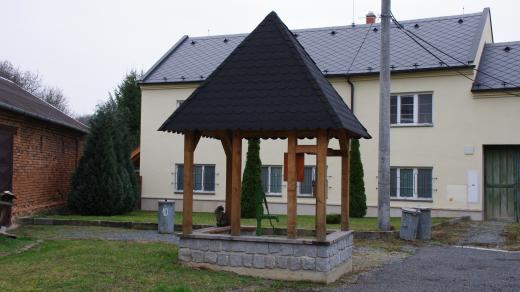 Altán na návsi skrývá starou obecní studnu