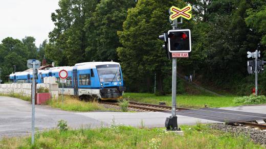 Přejezd ve Stráži nad Nisou, právě tady se v červnu střetl osobní vlak s náklaďákem převážejícím stavební stroj