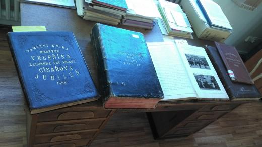 Kroniky, které jsou uložené ve Státním okresním archivu Český Krumlov, připravila pro natáčení pořadu Jihočeské kroniky vedoucí Jolande Minářová