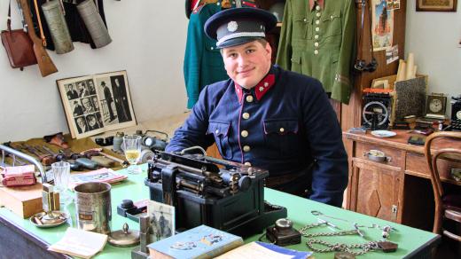 Sběratel z Jablonce nad Jizerou Vladimír Petříček zájemcům rád povypráví o starých časech v Krkonoších i příběh snad každého z exponátů, které se k němu dostaly