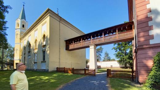 Kostel Povýšení sv. Kříže a můstek, který kostel spojuje se zámkem
