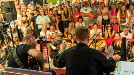 Velká show v podání herců a muzikantů Štěpána Kozuba a Jiřího Krhuta ukončila na karlovarském filmovém festivalu Den s Českým rozhlasem