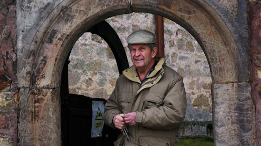 Neokázalý římsko-katolický kněz Josef Kordík u vstupu do areálu u kostela sv. Jiljí v Železnici