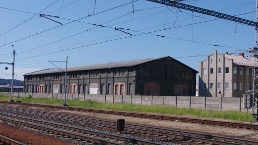 Historické budovy železáren dodnes přiléhají k trati Praha - Olomouc