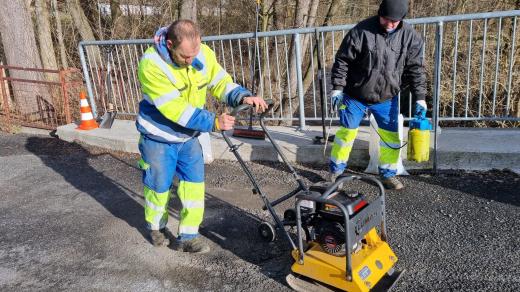 Tachov si na záplatování vozovek pořídil speciální stroj