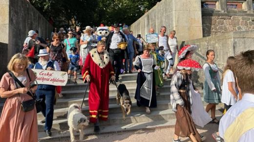 Průvodem masek začal v Jičíně 32. ročník festivalu pohádek