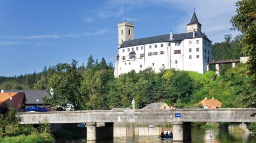 Hrad Rožmberk nad Vltavou, most, vodáci, řeka Vltava