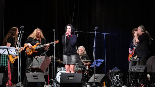 Jana P.S. s kapelou v českobudějovickém Divadle U Kapličky