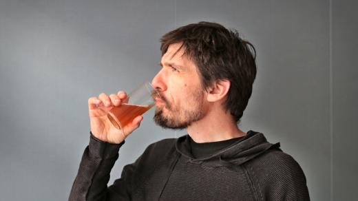 Vláďa Sojka popíjí kombuchu
