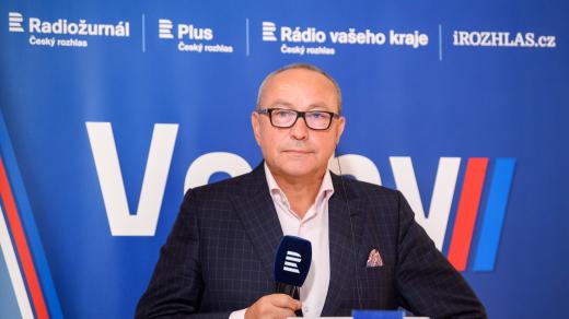 Volební studio Českého rozhlasu moderuje Jan Pokorný