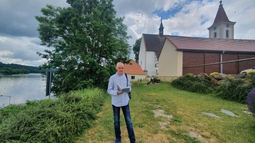 Jiří Hájíček v Purkarci poblíž Temelína. Do své rodné obce a okolních vesnic, které zanikly kvůli stavbě jaderné elektrárny Temelín, zasadil děj románu Rybí krev