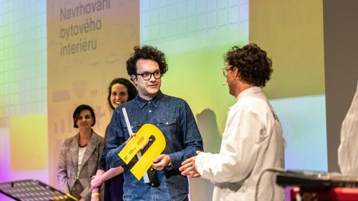 Grafik Matěj Hanauer při předávání cen Nejkrásnější kniha roku 2022