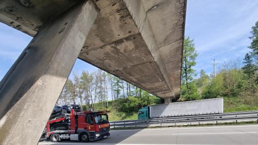 Do mostu zatéká a konstrukce koroduje