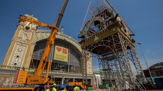 Jeřáb sundal z Průmyslového paláce hodinovou věž