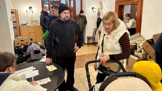 Vojtěch Vlček při výdeji humanitárních balíčků na faře ve Staré Bělé