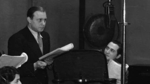 Jan Pivec na natáčení rozhlasové hry Kašpar Lén mstitel, román Karla Matěje Čapka-Choda upravil František Markup, režie Miroslav Jareš (24. 1. 1940)