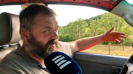Daniel Pitek se pod Milešovkou stará o rozsáhlé lesy, pole, pastviny a stáda ovcí a krav. Za svůj přístup ke krajině, přírodě a zvířatům dostal několik ocenění