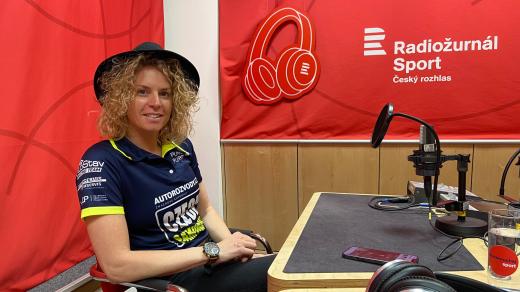 Olga Roučková ve studiu Radiožurnálu Sport