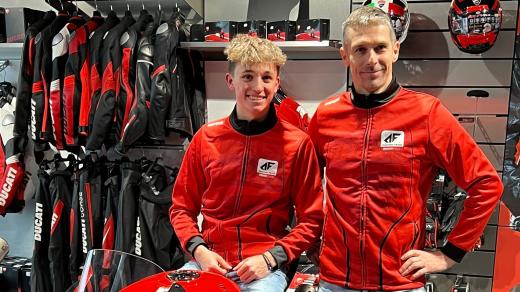 Snem motocyklového závodníka Štěpána Zudy (vlevo) je mistrovství světa