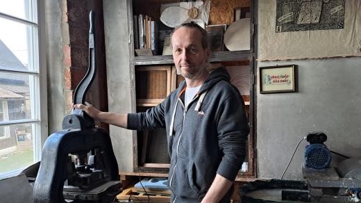 Michal Gorec provozuje ve Zdislavě Ruční papírnu Papyrea