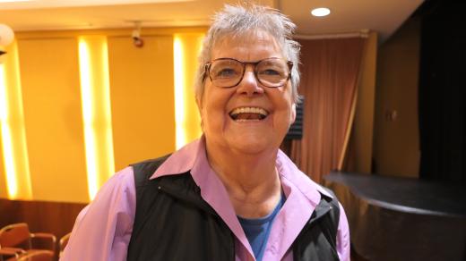 Paní Marita Dohmenová je lektorkou německého dialektu kölsch. Napsala v něm také několik knih