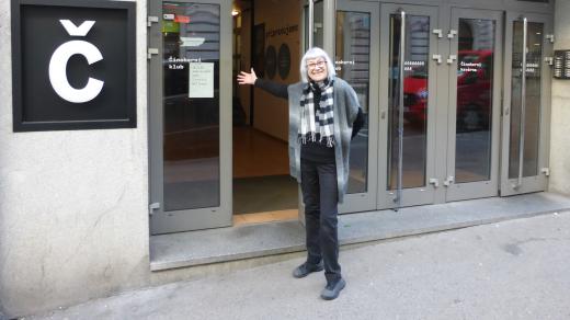Irena Fuchsová před Činoherním klubem