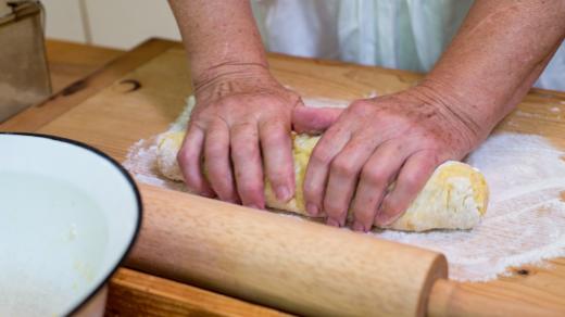 Těsto zpracujeme do válce jako na bramborové knedlíky