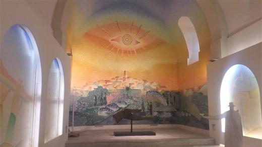 Jean-Michel Folon: kaple ve vesnici Saint-Paul de Vence, jižní Francie. Monumentální mozaika s panoramamtem vesnice Saint-Paul de Vence, na níž dohlíží oko – jako symbol ochrany i věčně svítícího středomořského slunce