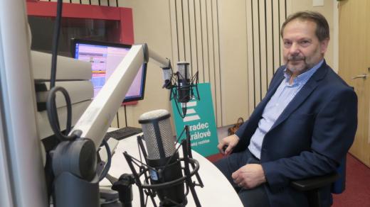 Miroslav Hloušek ve studiu Českého rozhlasu Hradec Králové