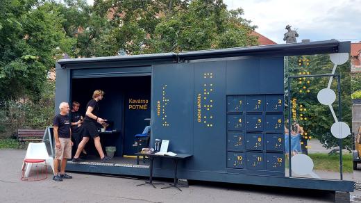 Kavárna POTMĚ na Karlově náměstí v Praze