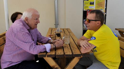 Na snímku redaktor a moderátor Otakar Černý, bývalý šéfredaktor redakce sportu České televize (vlevo) se sportovním redaktorem Tomášem Lachmanem