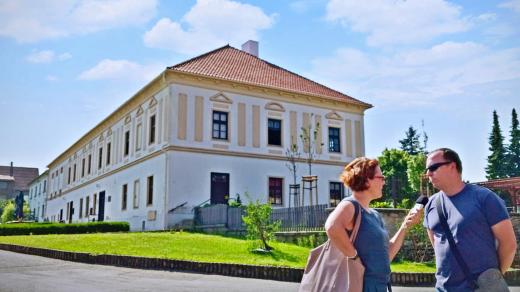 Historická budova obecního úřadu, nejstarší v obci. Na snímku redaktorka Petra Štrymplová a osvětový pracovník Petr Horák