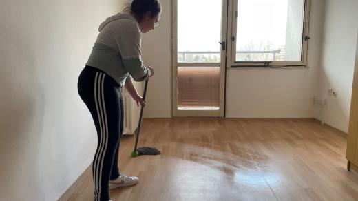 Ukrajinci trvale žijící v Česku chystají v prázdné ubytovně v Hradci Králové zázemí pro své krajany