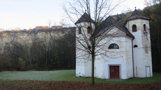 Kostelík a skalní stěna v Podskále