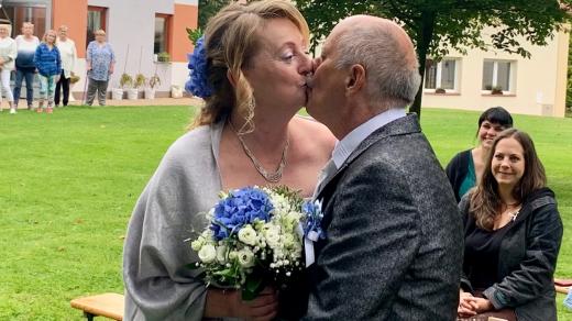 Na zahradě Domova se zvláštním režimem v Teplicích nad Metují si klienti Věra a Jiří řekli své ano