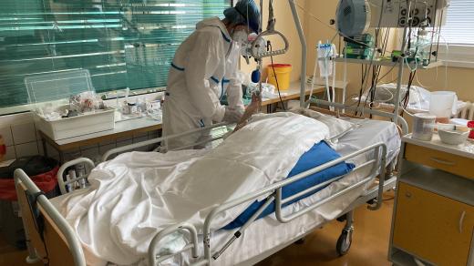 Studentka zdravotní školy Lucie Vorlíková u pacienta kadaňské nemocnice. Na covidovém oddělení pomáhá už rok