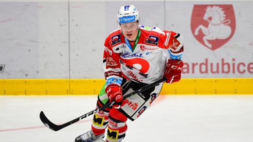 Pardubický hokejový obránce Michal Hrádek