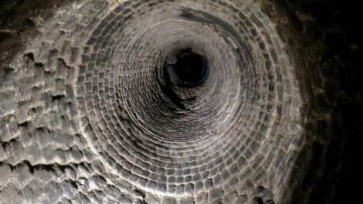 Průhled do pece a komína Berlovy vápenky v objektu muzea vápenictví