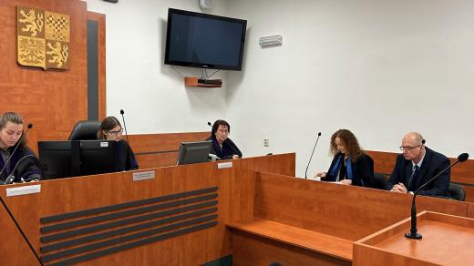Přerovský okresní soud potrestal bývalého strážníka z Lipníku nad Bečvou tříletým trestem s podmíněným odkladem na 3,5 roku za loňský nevybíravý zákrok proti ležícímu opilému muži