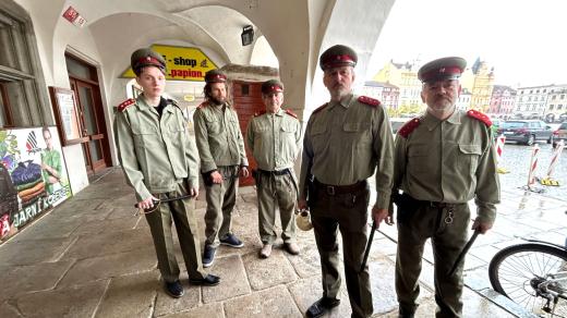 Undergroundová pouť v Českých Budějovicích, figuranti v uniformách Veřejné bezpečnosti