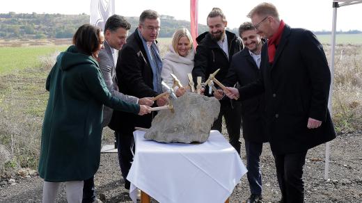 Slavnostní poklepání na základní kámen Svazkové školy Chýně-Hostivice