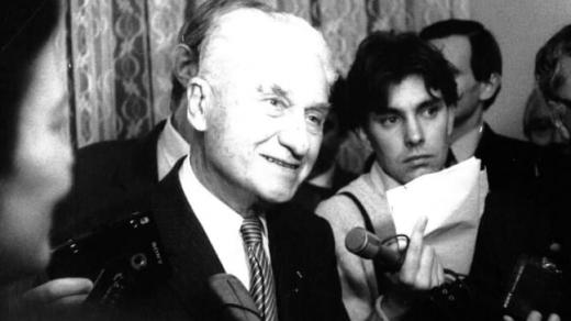 Tomáš Baťa mladší v obležení reportérů (15. 12. 1989).jpg