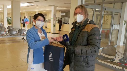 Předání dárku od Českého rozhlasu a natáčení s Martinou Holoubkovou, staniční sestrou Táborské covid jednotky