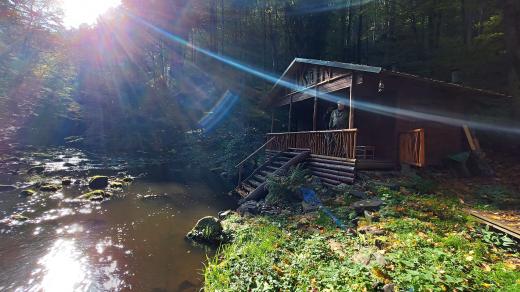 Chata Yukon v údolí řeky Chrudimky a přírodní rezervaci Krkanka