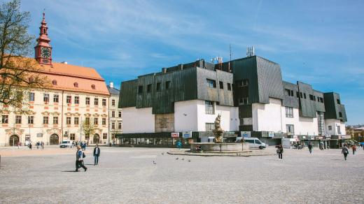 Obchodní dům Prior postavený na místě původního Kreclu na Masarykově náměstí v letech 1978 – 1983 podle návrhu Zdeňka Sklepeka. Svou rozehranou fasádou měl odkazovat na členění původních domů v celém bloku