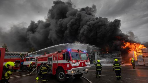 Požár v průmyslovém areálu v Novém Městě nad Metují