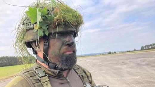 Jan Kučera je jedním z příslušníků aktivních záloh, kteří se na vojenské základně v Bechyni účastní cvičení