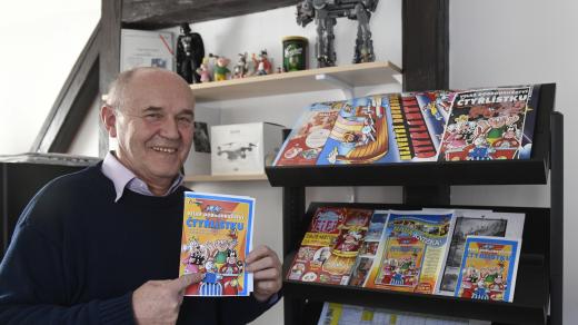 Autor dětského komiksu Čtyřlístek Jaroslav Němeček ukazuje návrh plakátu na nový film Velké dobrodružství Čtyřlístku