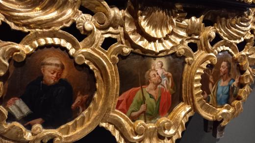 Na rámu je vyobrazeno celkem 14 svatých pomocníků